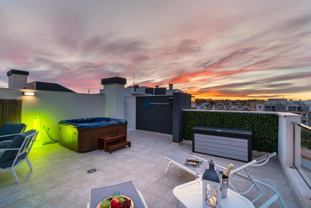 Апартаменты La Zenia Cocoon - Luxury Penthouse With Jacuzzi, 2 Pools, Indoor Heated Pool, Sauna, Gym, Playstation Dehesa de Campoamor  Экстерьер фото